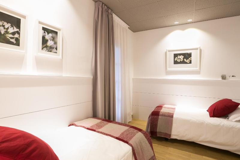 Four-Bedroom Apartment Comfort - Ronda Universitat 15 image 2