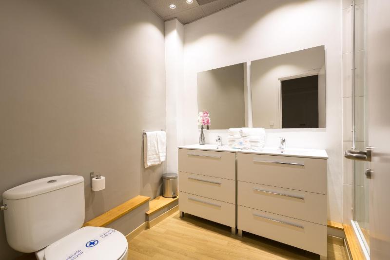 Four-Bedroom Apartment Comfort - Ronda Universitat 15 image 4