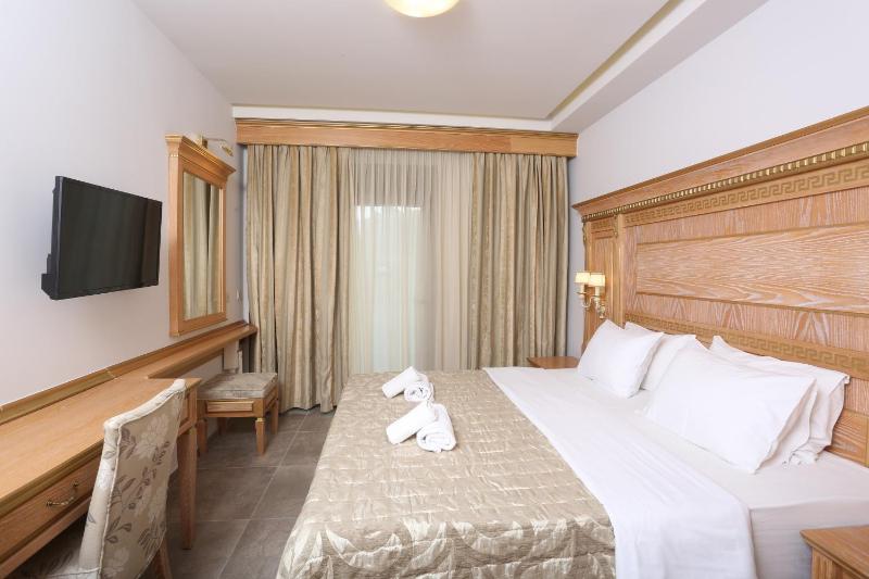 Deluxe Double Room with Side Sea View image 4