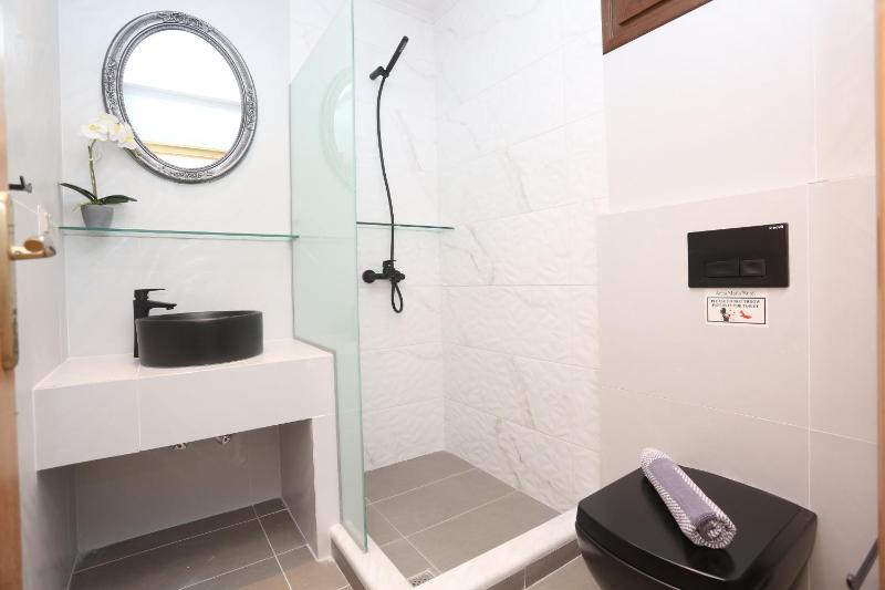 Deluxe Double Room with Side Sea View image 3