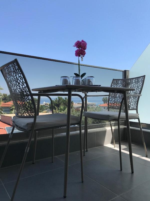 Deluxe Double Room with Side Sea View image 2