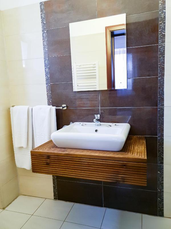 Standard Twin Room image 3