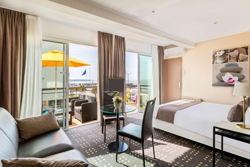 Junior Suite with Sea View and Terrace image 1