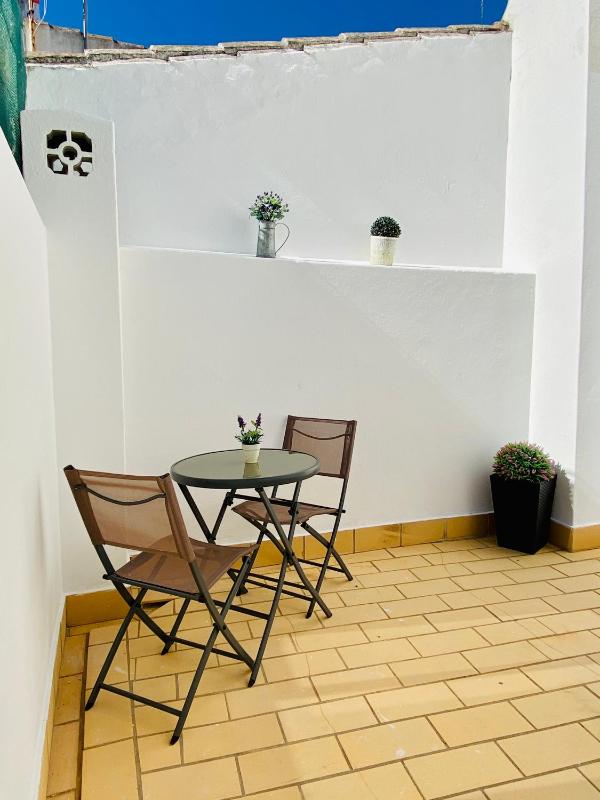 Queen Room with Private Bathroom image 3