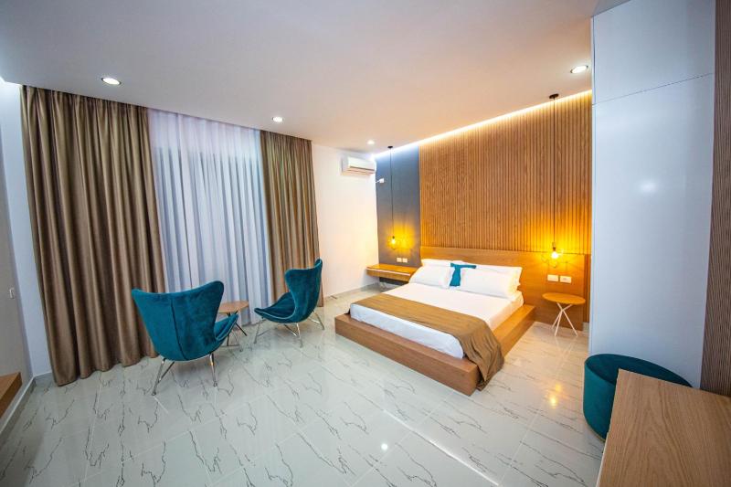 Deluxe Suite with Sea View image 3