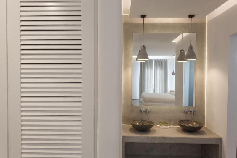 Sunset Wing - Suite with Garden View image 2