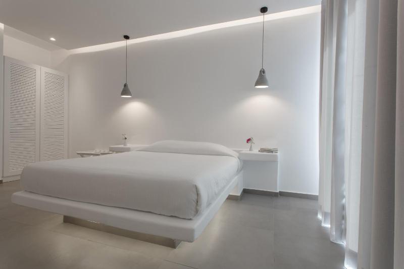 Sunset Wing - Suite with Garden View image 4