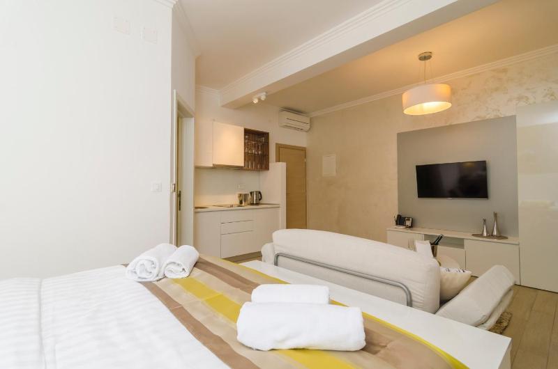 Studio Apartment with Sea View image 4