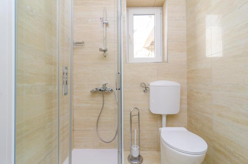 Studio Apartment with Sea View image 3