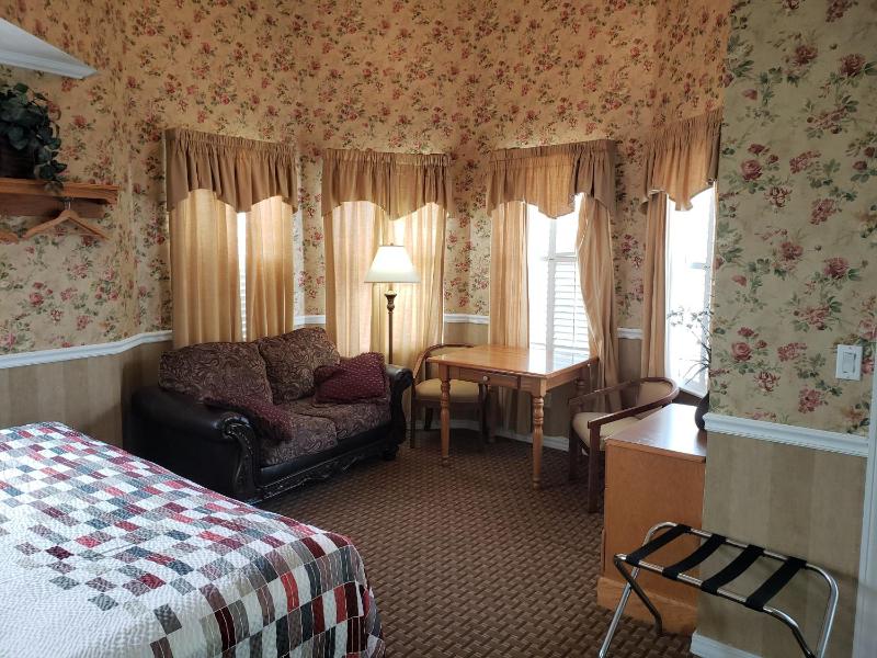 Deluxe Suite with Spa Bath image 2