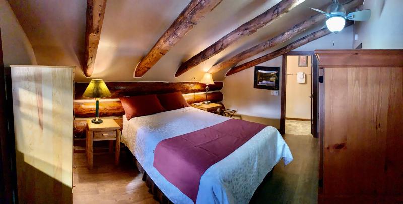 Queen Room with Balcony image 4