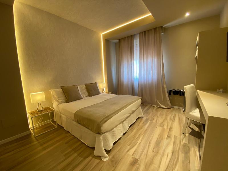Deluxe Double Room image 2