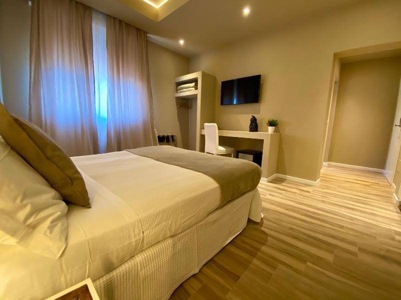 Deluxe Double Room image 4