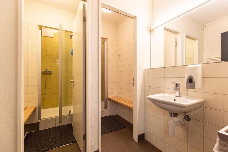 Bed in 8-Bed Mixed Dormitory Room image 3