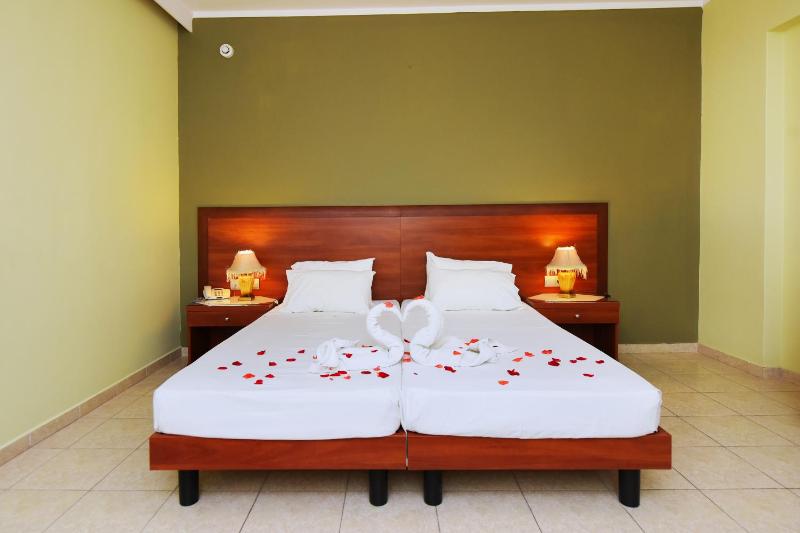 Twin Room image 4