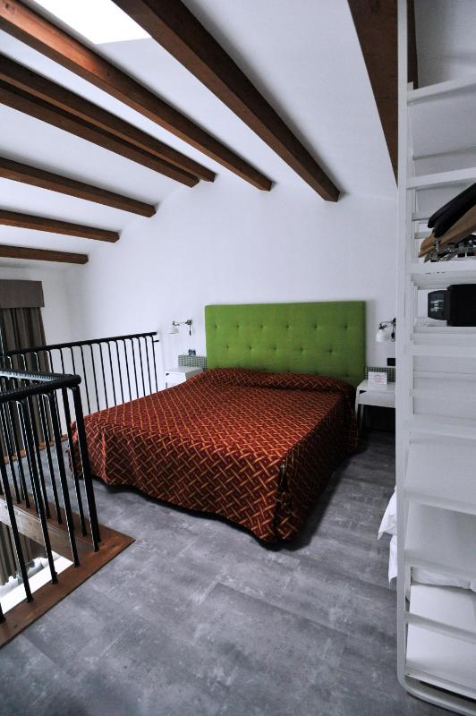 Suite with Balcony and Sea View image 4