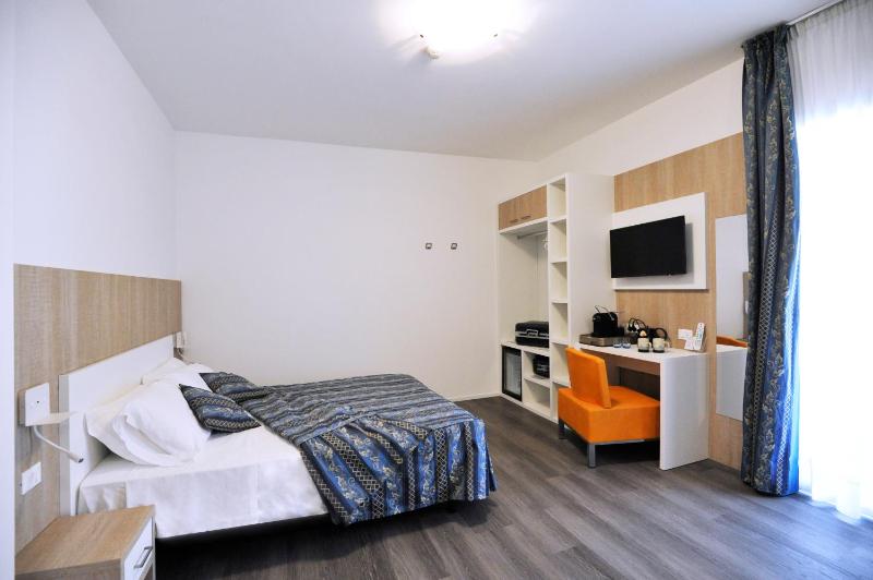 Triple Room with Balcony image 4