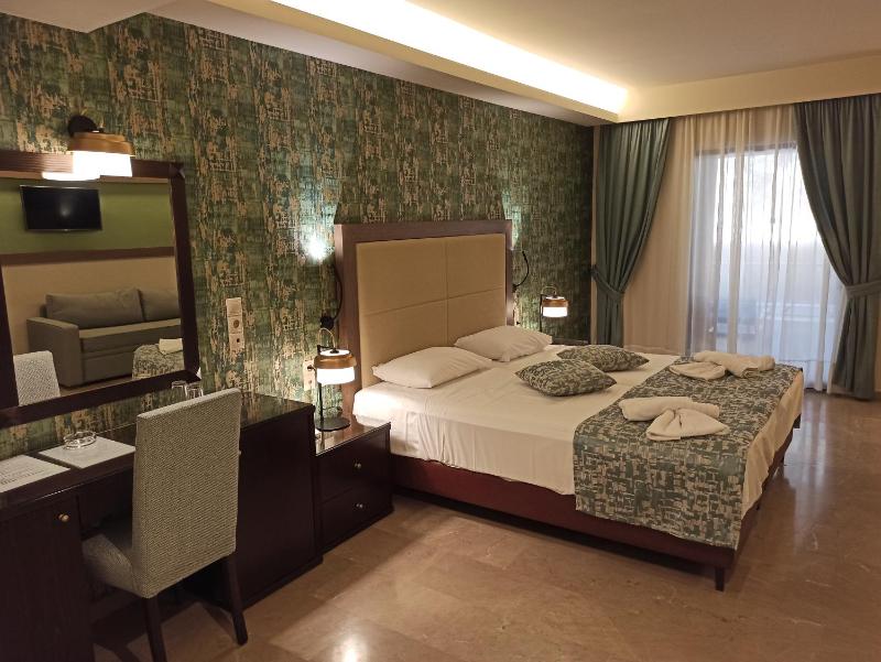 Superior Quadruple Room with Mountain View image 3