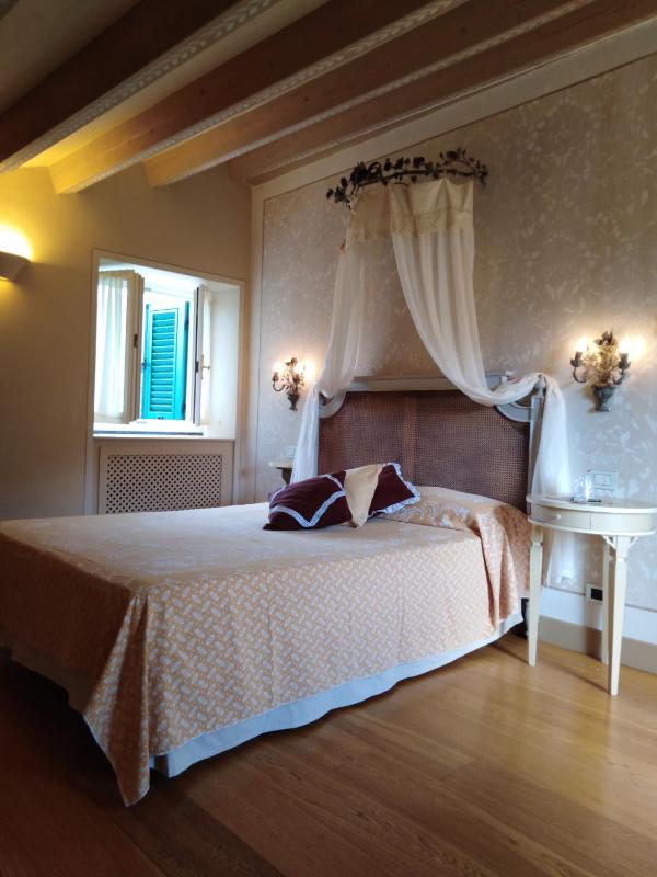 Double Room image 3