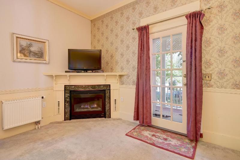 Deluxe Triple Room image 2
