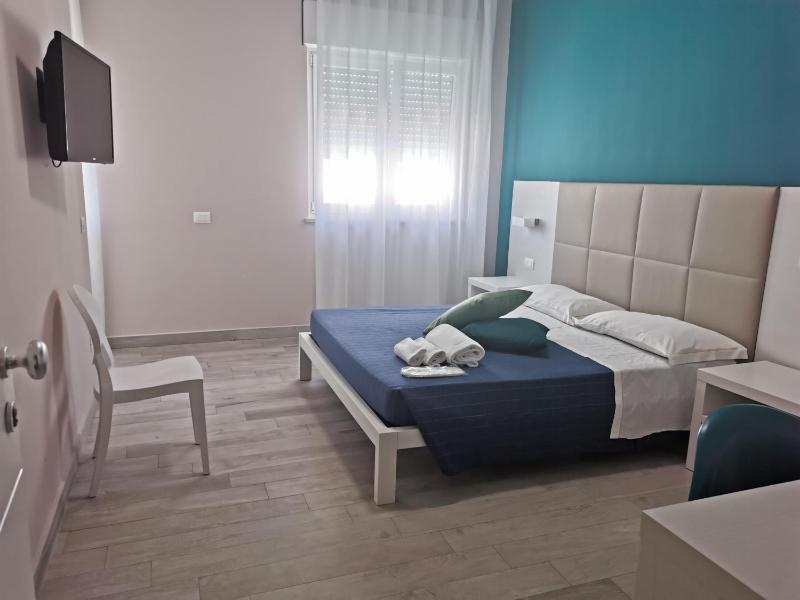 Large Double Room image 3