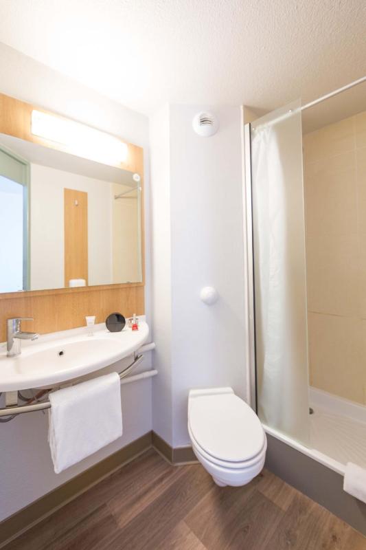Twin Room image 3
