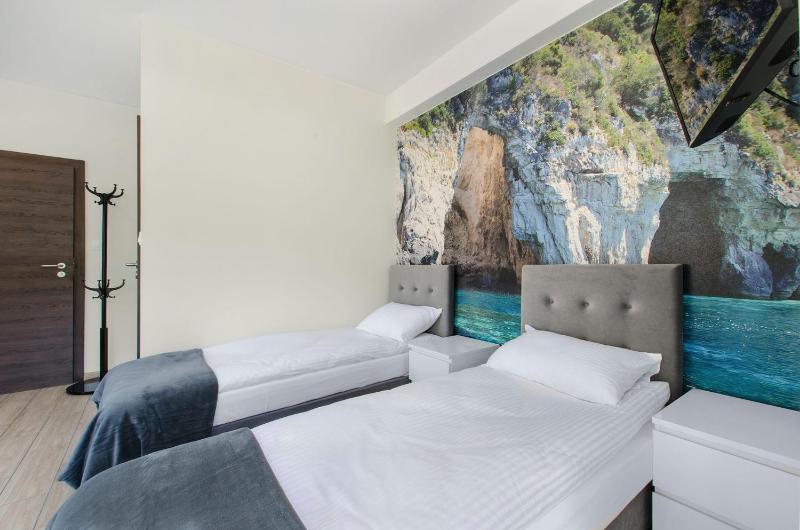 Triple Room with Balcony image 3