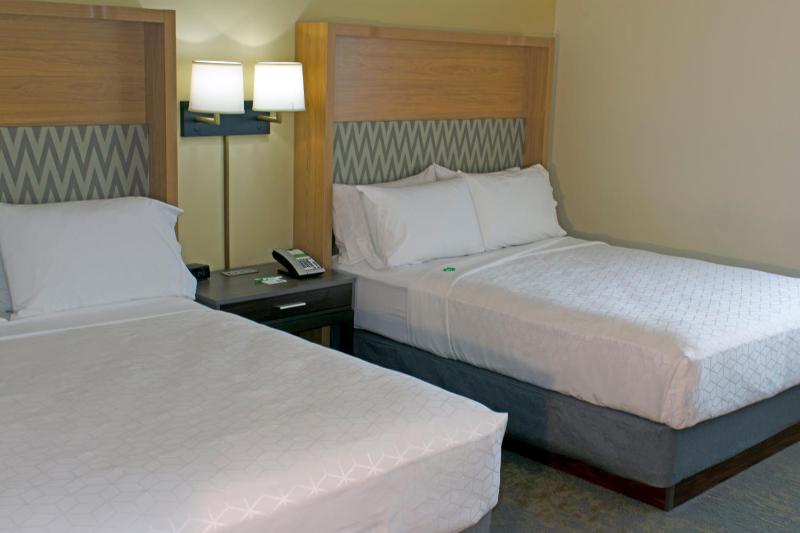 Standard Queen Room with Two Queen Beds image 4