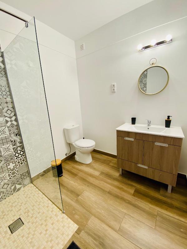 Queen Room with Private Bathroom image 4