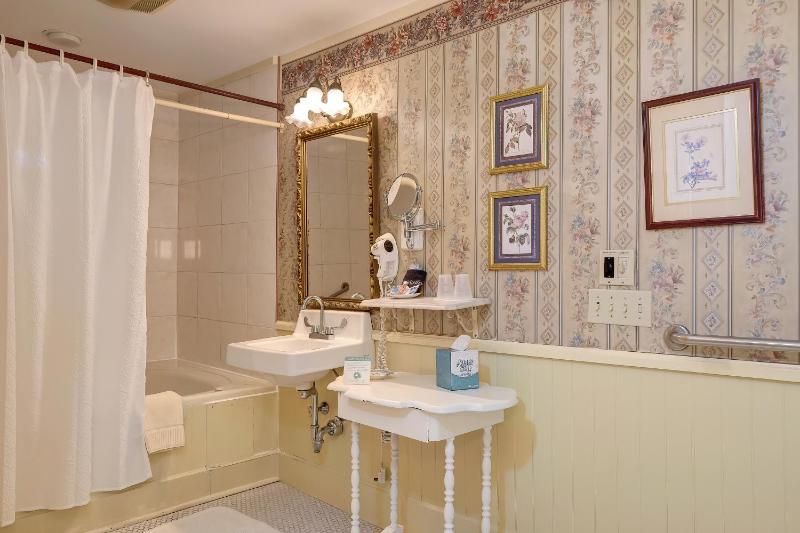 King Room with Spa Bath image 4