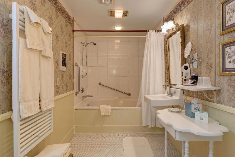 King Room with Spa Bath image 3