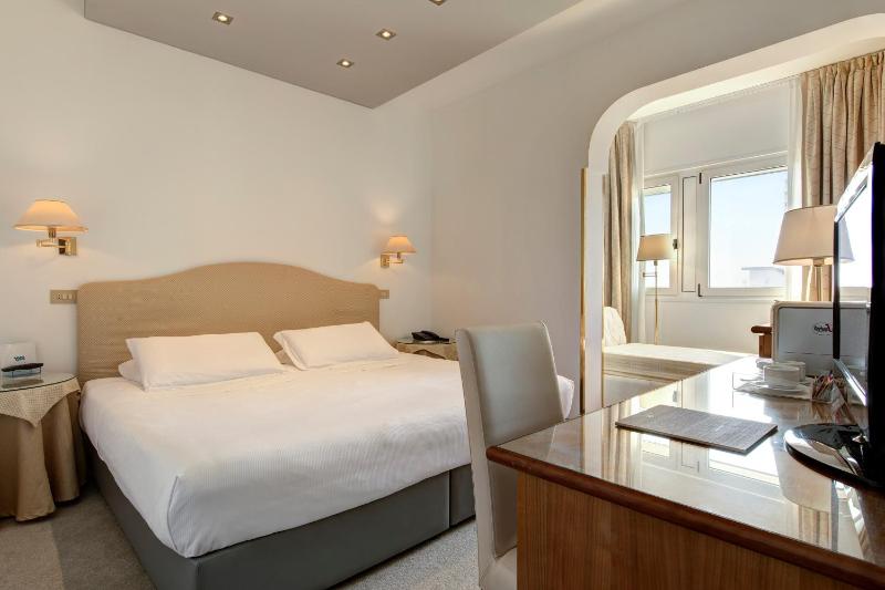 Standard Double Room image 3