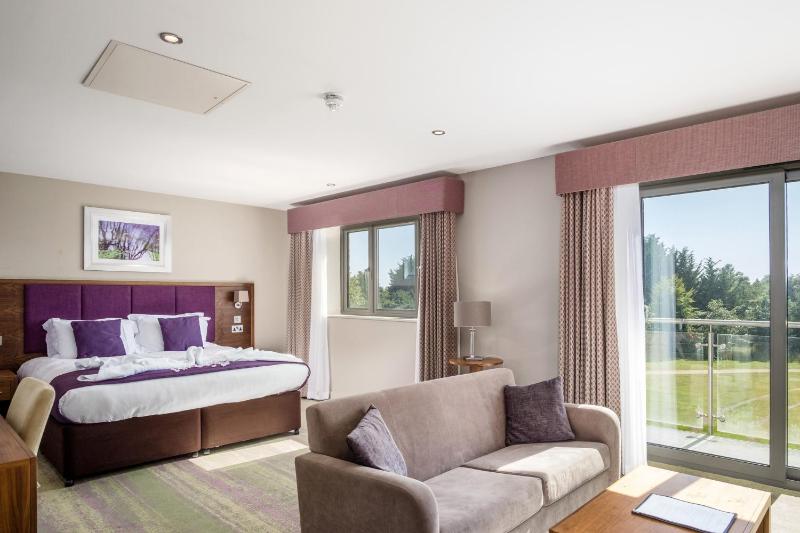 Grand Double Room with Golf View image 3
