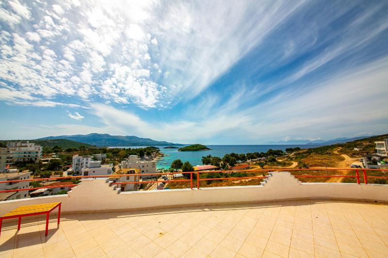 Triple Room with balcony and side Sea View image 1