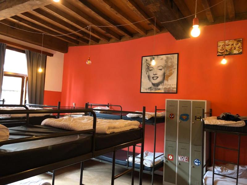 6-Bed Mixed Dormitory Room image 1
