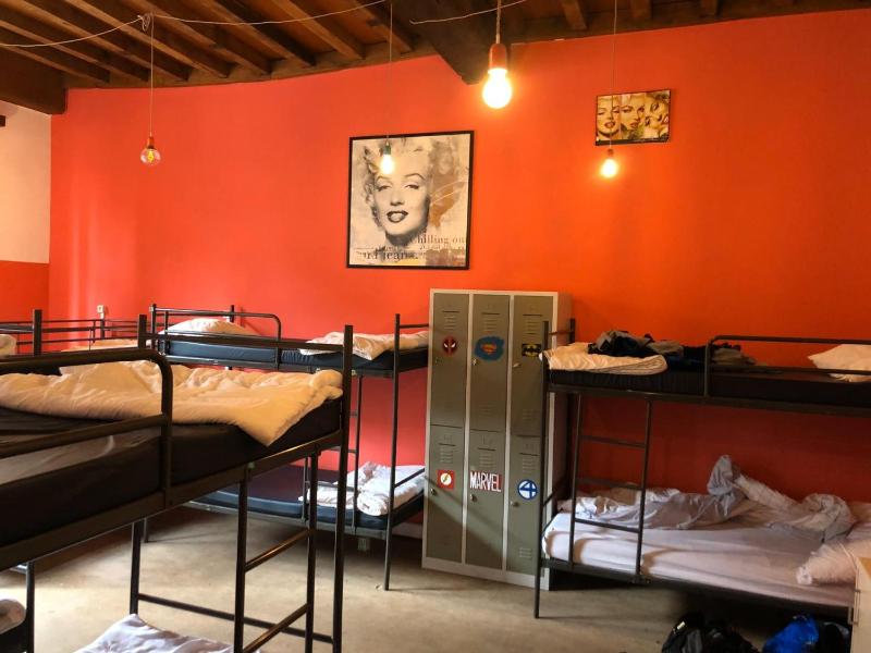 6-Bed Mixed Dormitory Room image 4