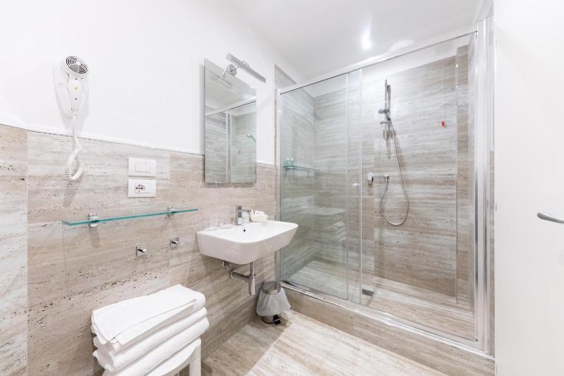 Quadruple Room with Partial Sea View image 4