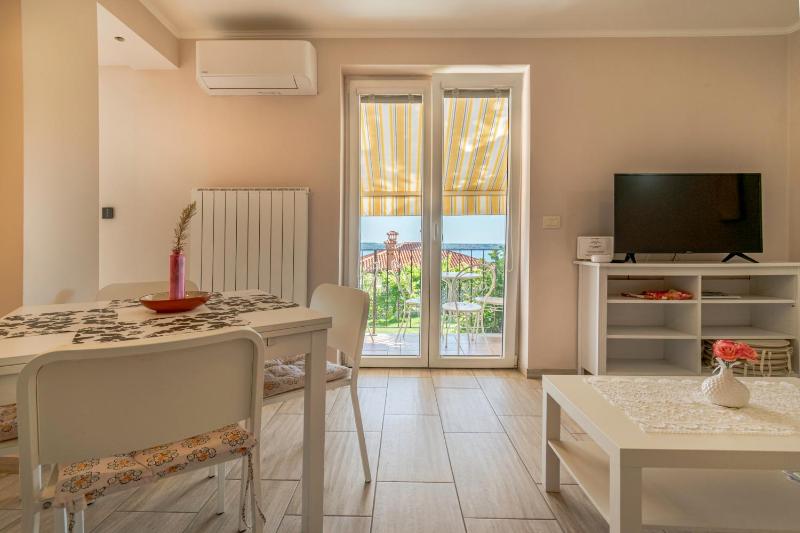 One-Bedroom Apartment with Sea View image 4