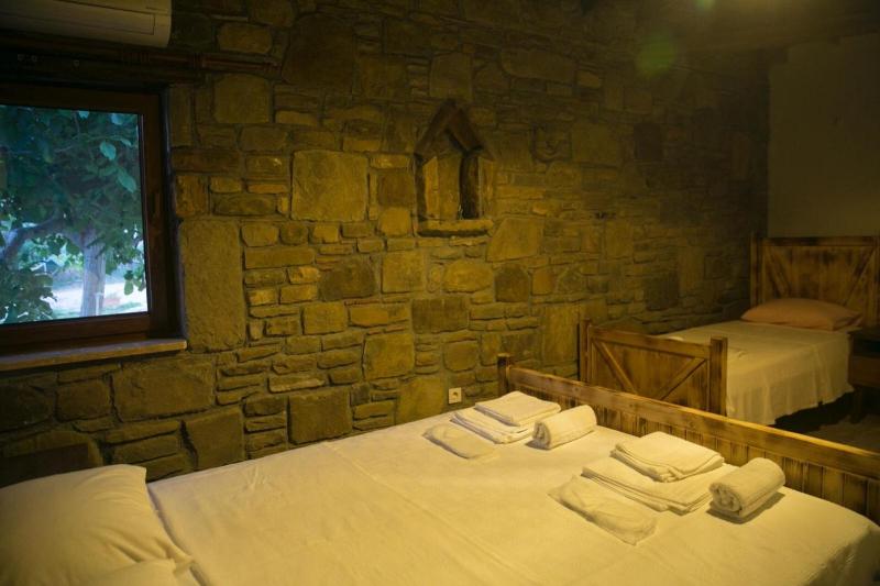Triple Room with Private Bathroom image 3