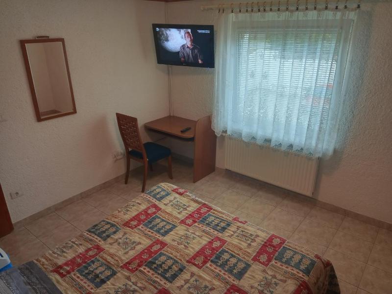 Double Room with Shared Bathroom image 3