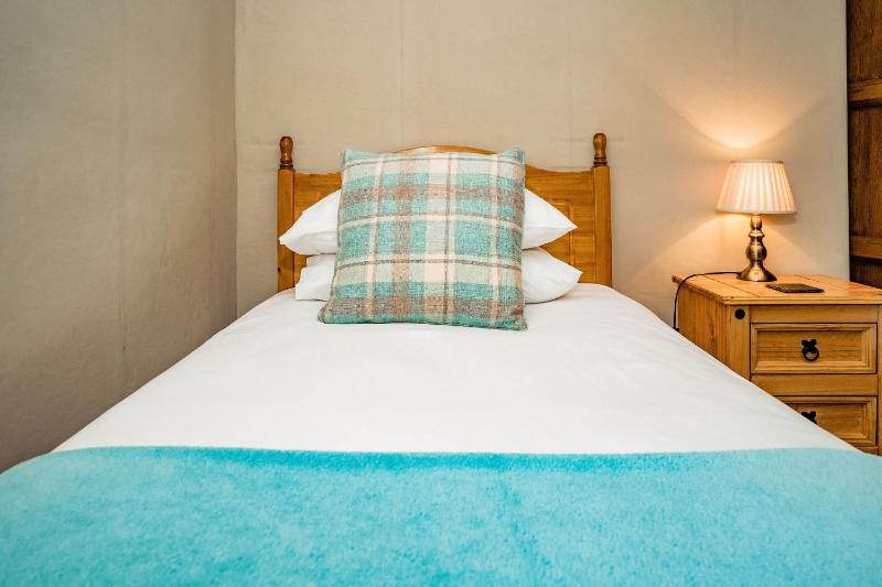 Twin Room image 2