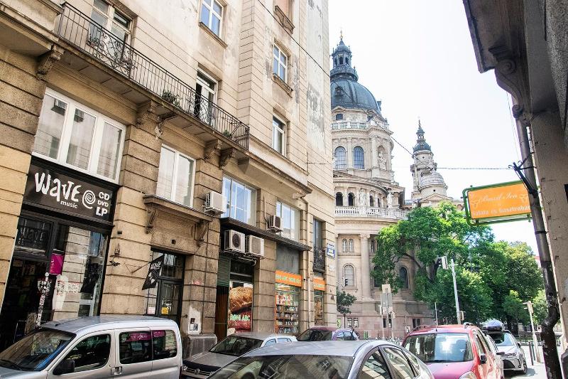 Helena apartment with view on St. Stephan's Basilica - image 3
