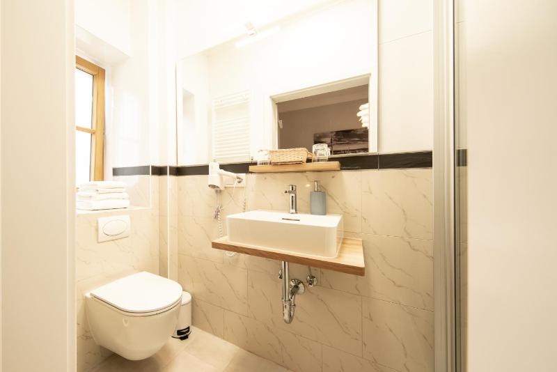 Double Room image 3