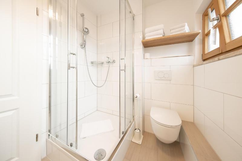 Standard Twin Room image 4