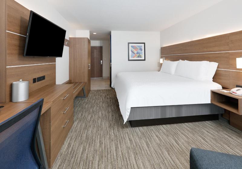 Standard King Room image 2