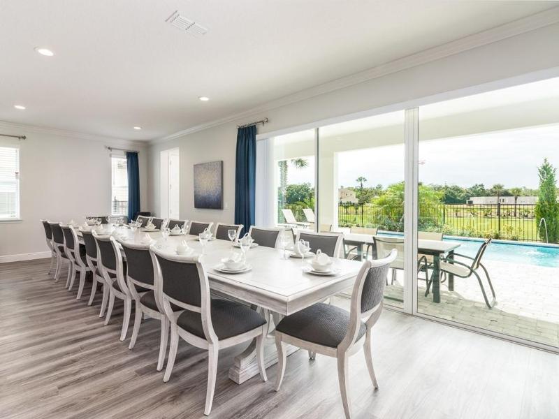 Fourteen-Bedroom House image 2