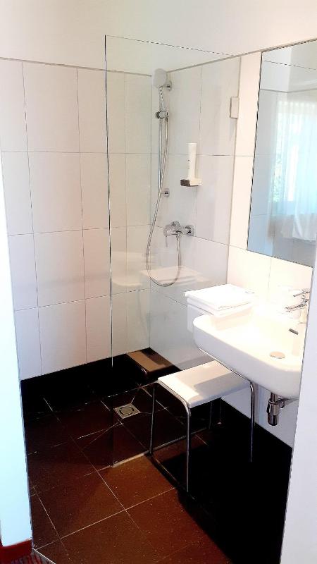 Standard Double Room image 3