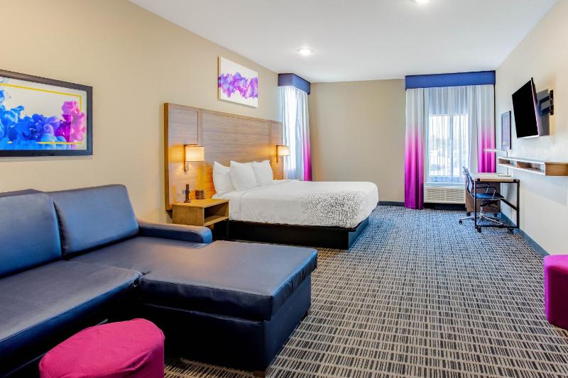 1 King Bed, Deluxe Mobility/Hearing Accessible Room, Roll-In Shower, Non-Smoking image 3