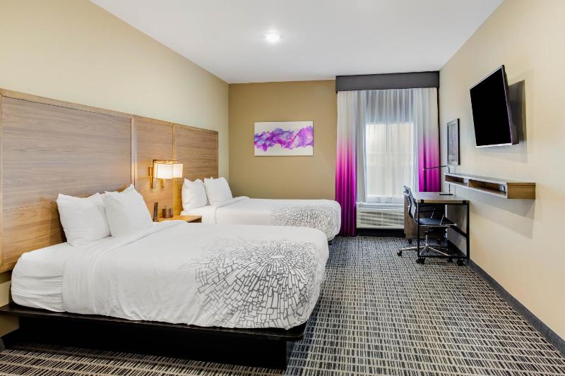 Queen Room with Two Queen Beds and Roll-In Shower - Mobility/Hearing Accessible - Non-Smoking image 2