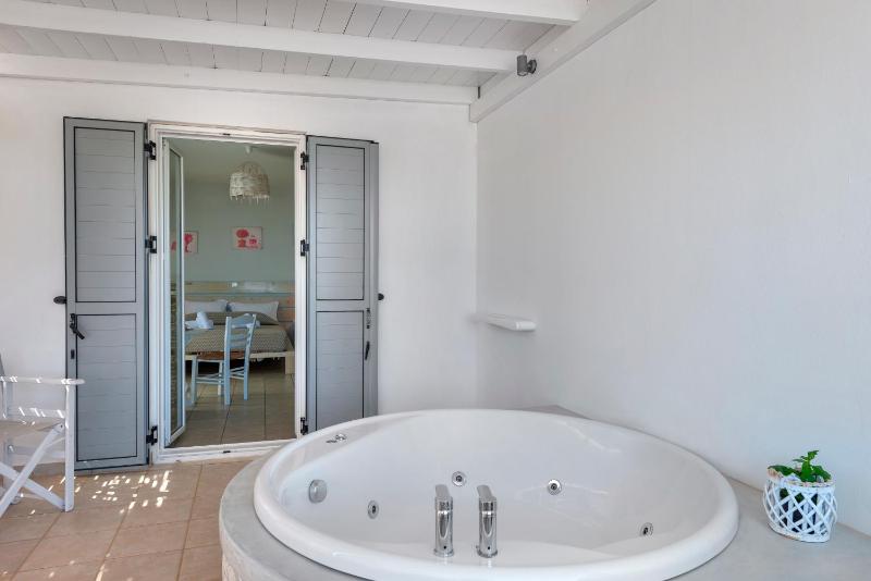 Deluxe Suite with Spa Bath image 1